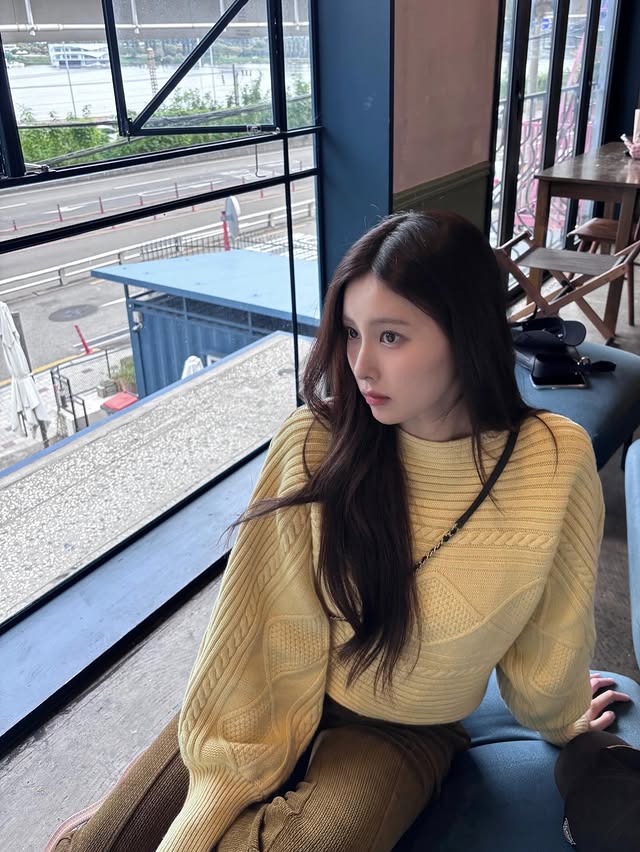 A moment captured by Kang Hyewon's fan