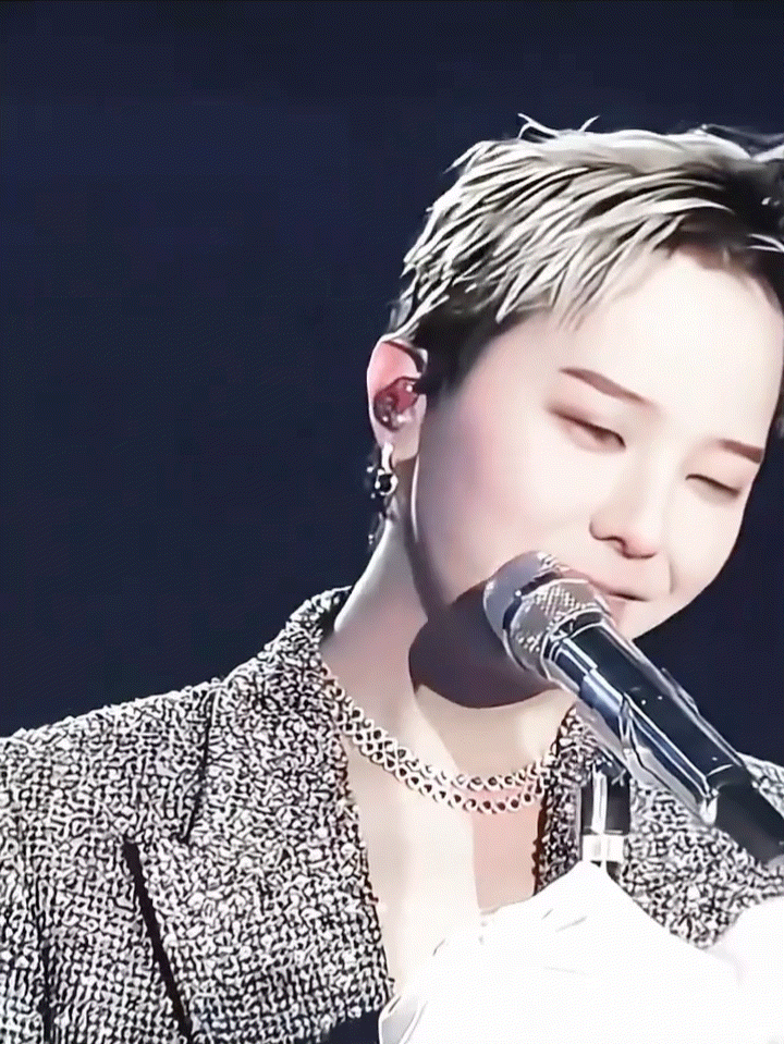 Foto aktivitas terbaru G-DRAGON (BIGBANG)