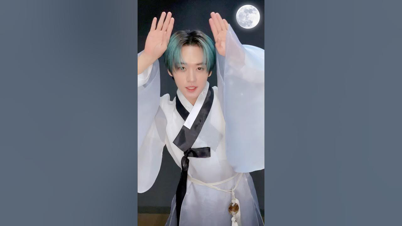 Latest photo of Lee Know (Stray Kids)