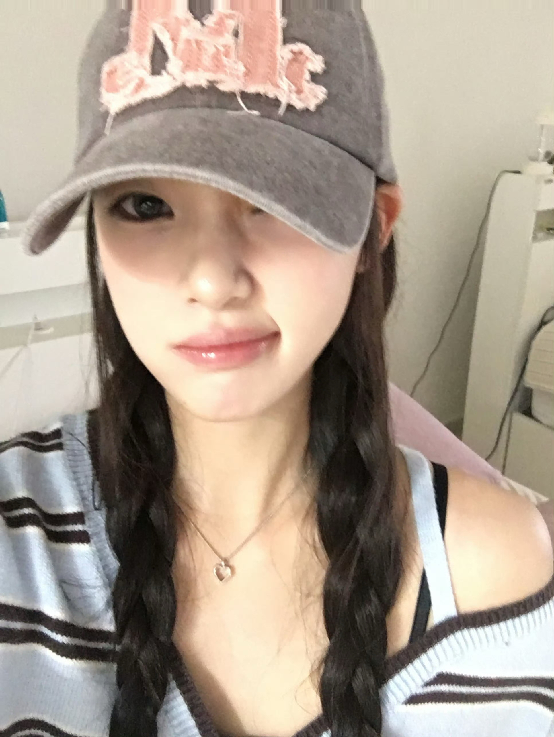 A moment captured by Hearts2Hearts's fan