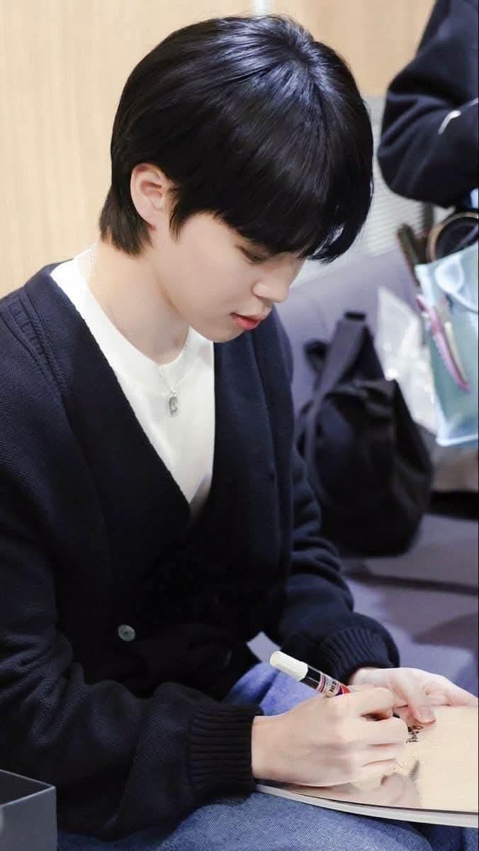 Fandom-recommended wallpaper image of Jimin (BTS)