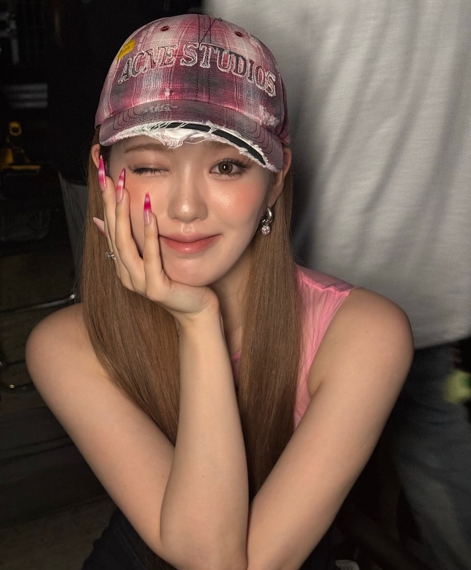 Behind-the-scenes cut of Rio (NiziU)