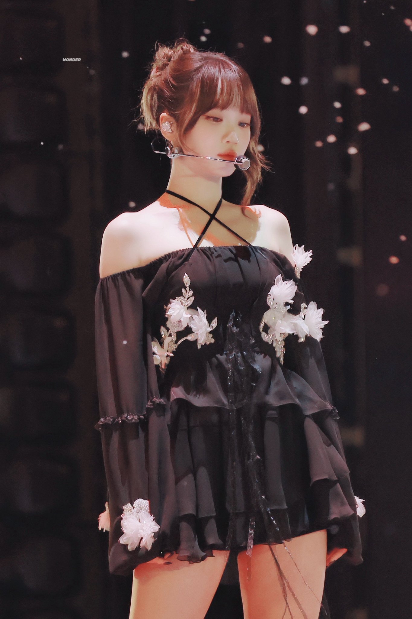 A moment captured by Kim Chaewon (LE SSERAFIM)'s fan