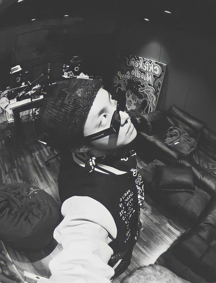 Foto aktivitas terbaru j-hope (BTS)