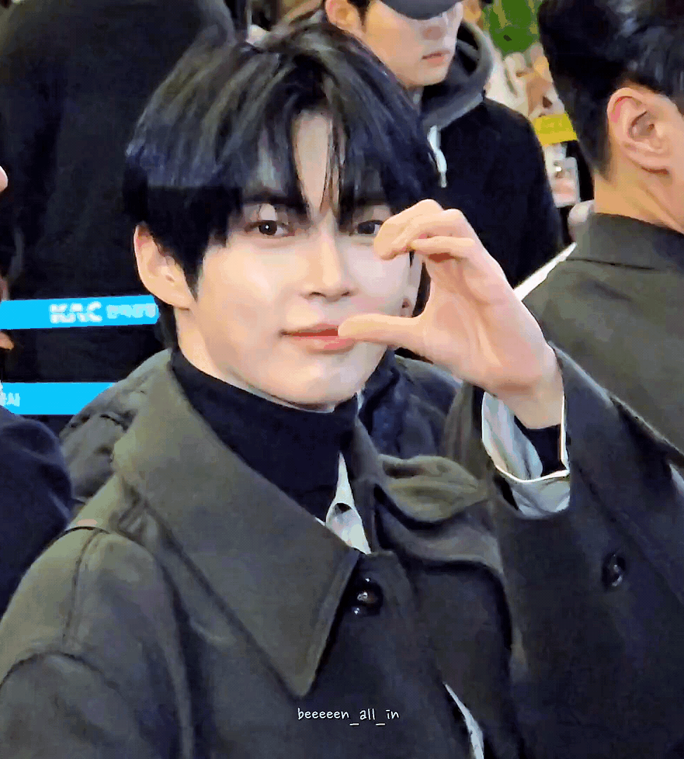 成韩彬 (ZEROBASEONE)的最新活动照片