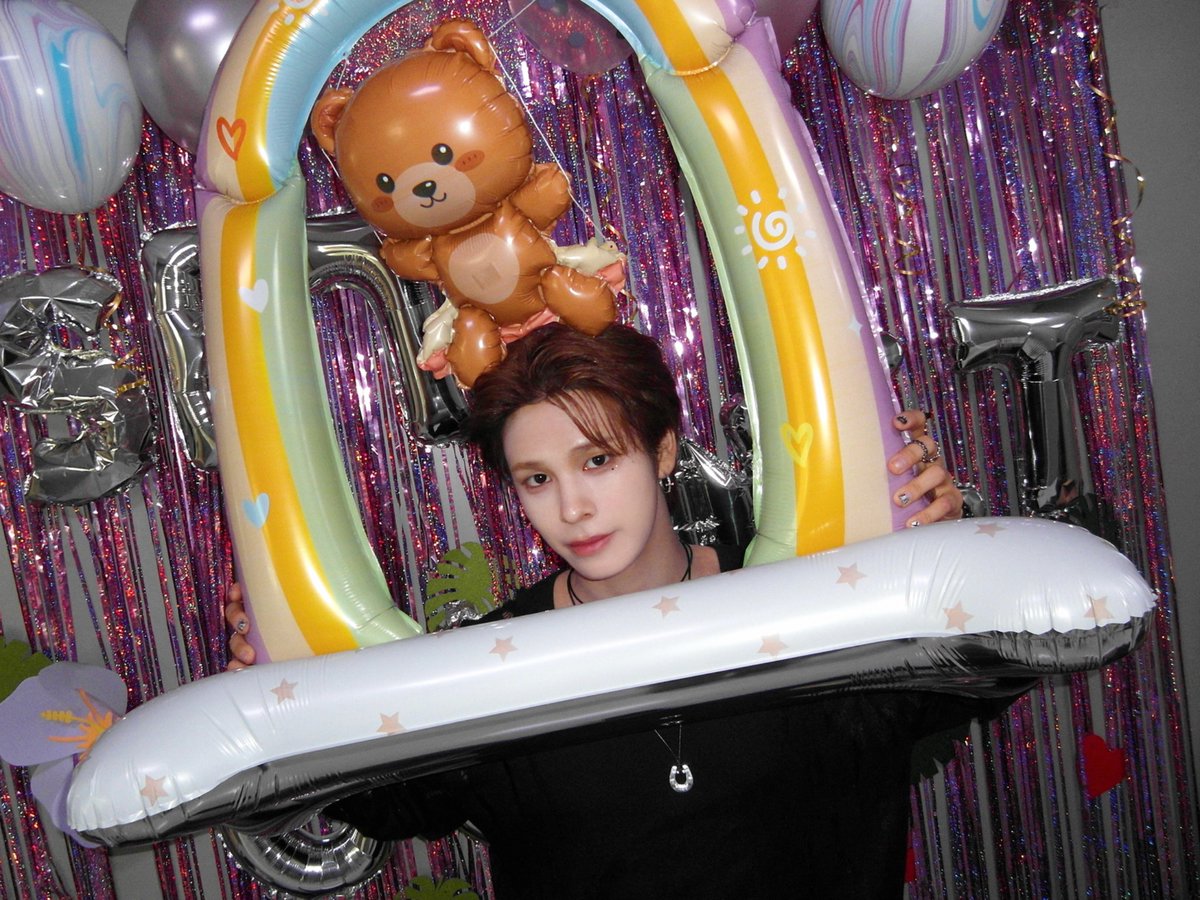 A moment captured by CRAVITY's fan