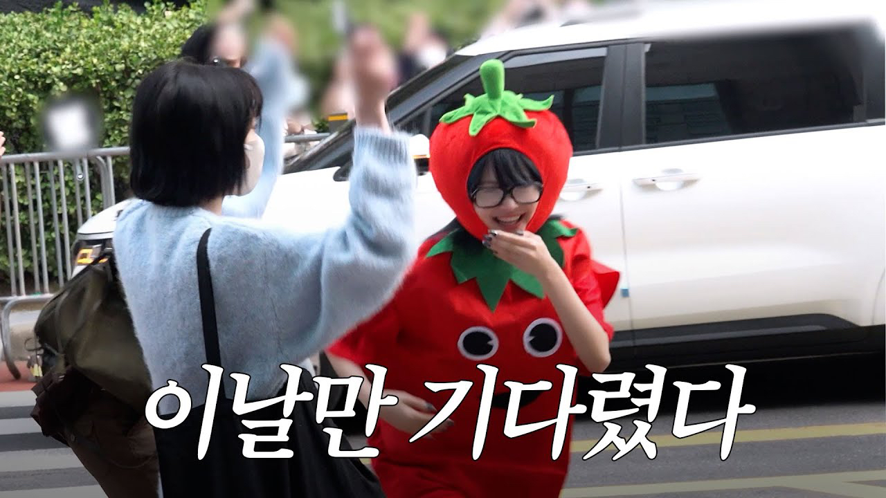 Recent activity shot of LE SSERAFIM