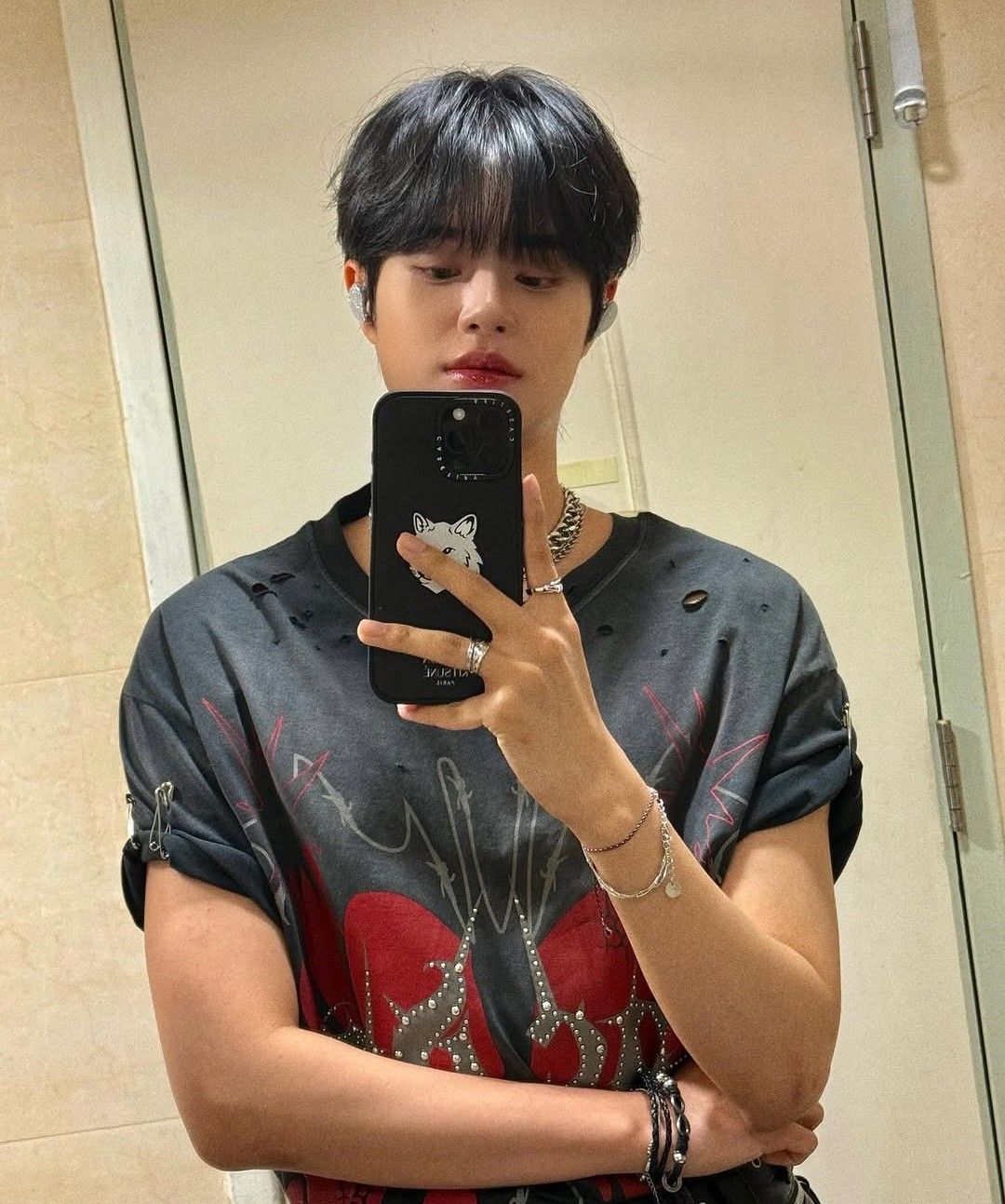 A moment captured by Lee Daehwi (AB6IX)'s fan