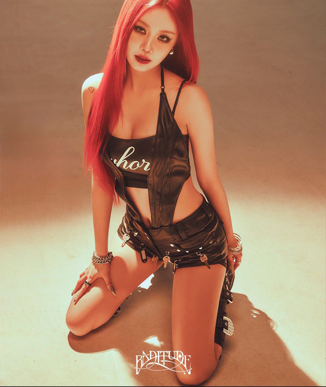 Behind-the-scenes cut of Soojin