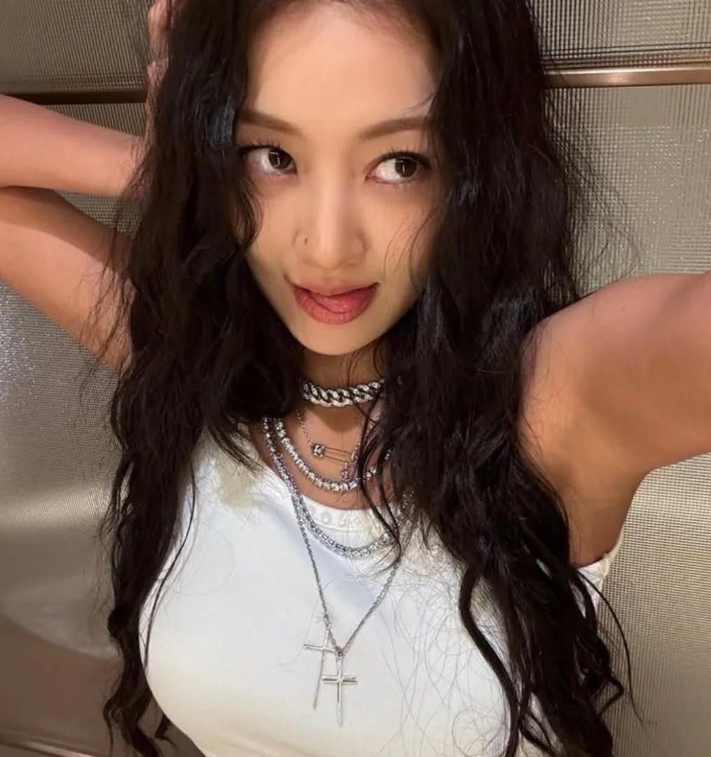Behind-the-scenes cut of Jihyo (TWICE)