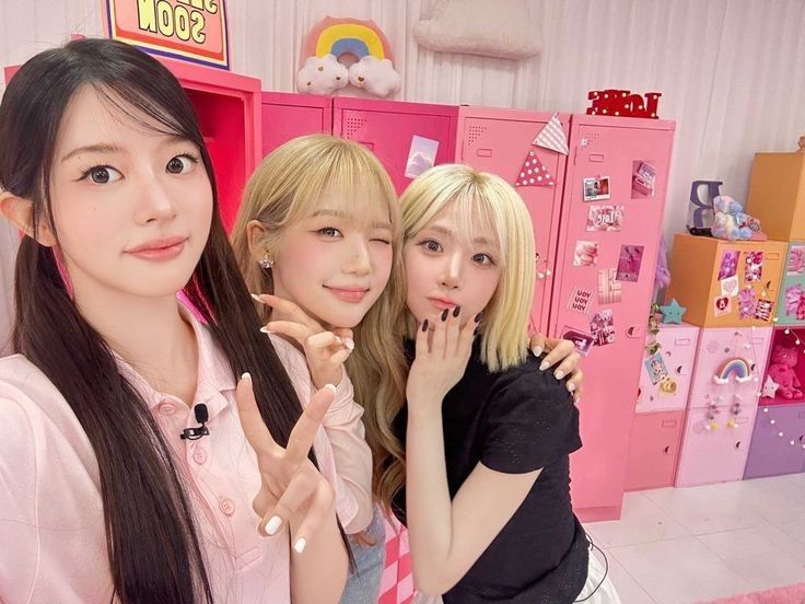 Behind-the-scenes cut of Minju (ILLIT)