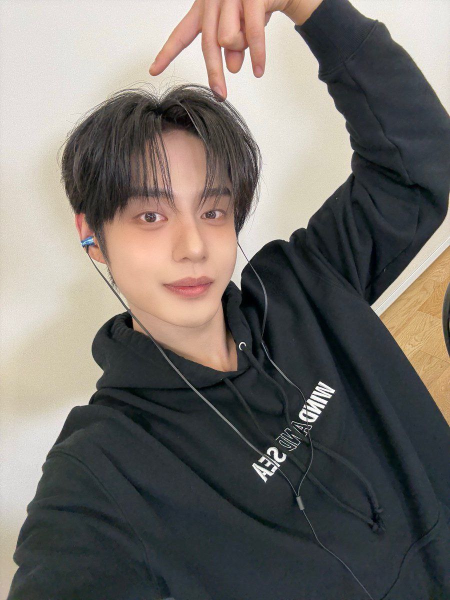 Latest photo of Kim Jiwoong (ZEROBASEONE)