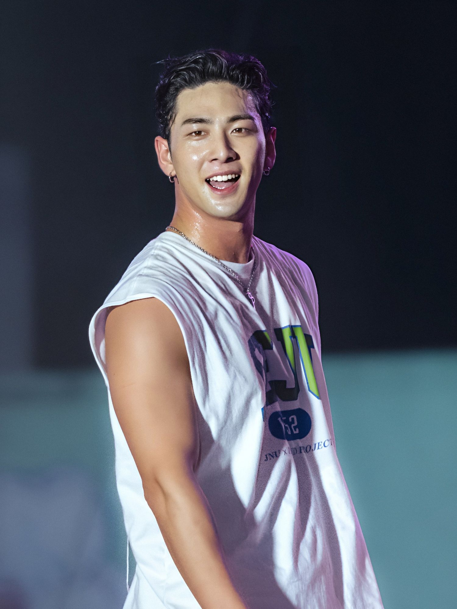 Behind-the-scenes cut of Baekho
