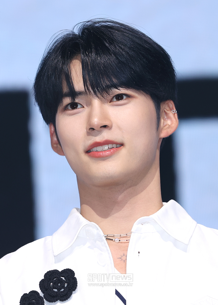 성한빈 (제로베이스원)의 최신 사진