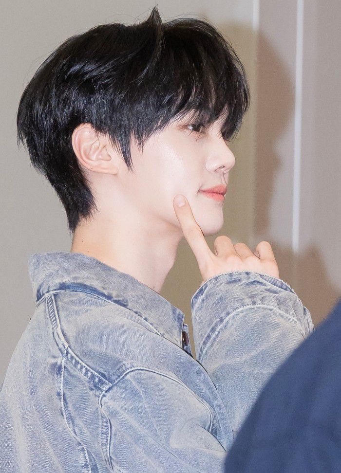 A moment captured by Kim Gyuvin (ZEROBASEONE)'s fan