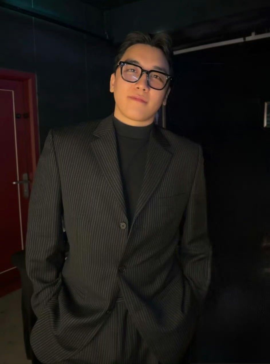 Recent activity shot of Seungri