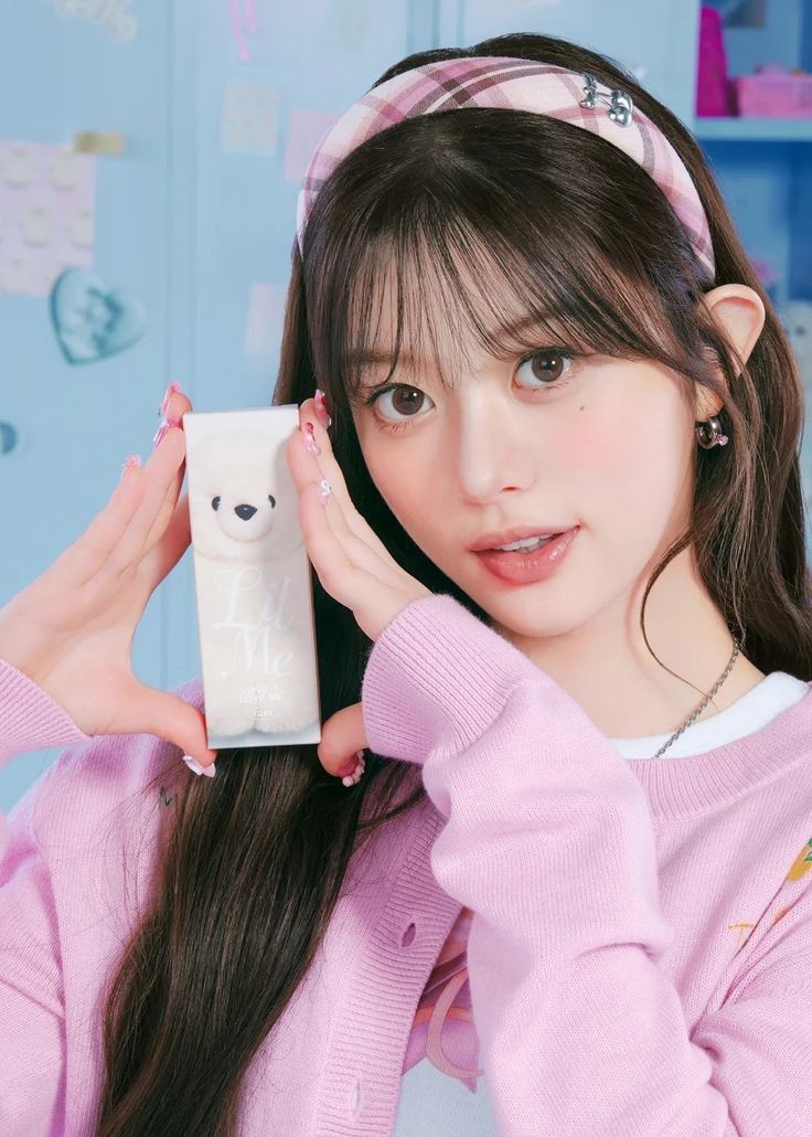 Behind-the-scenes cut of Minju (ILLIT)
