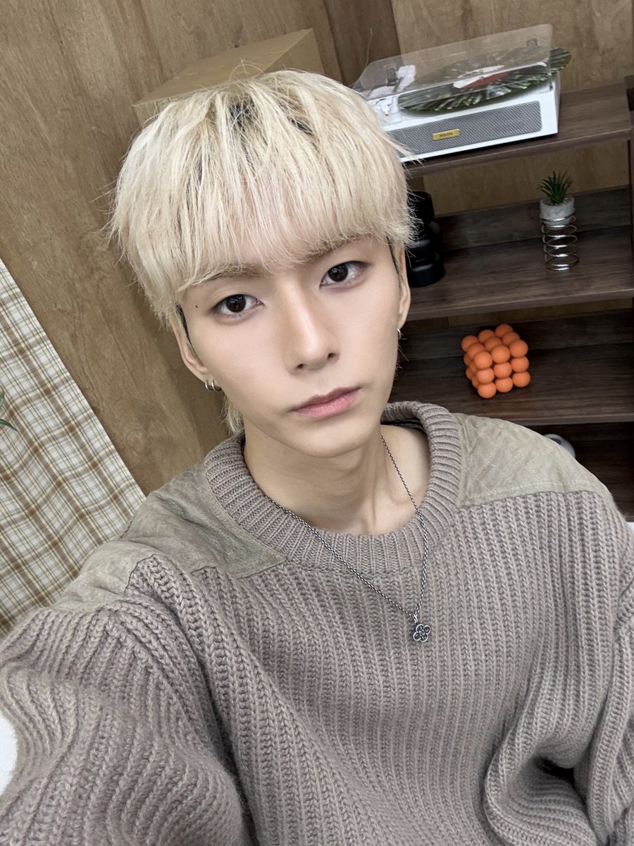 Behind-the-scenes cut of Xdinary Heroes