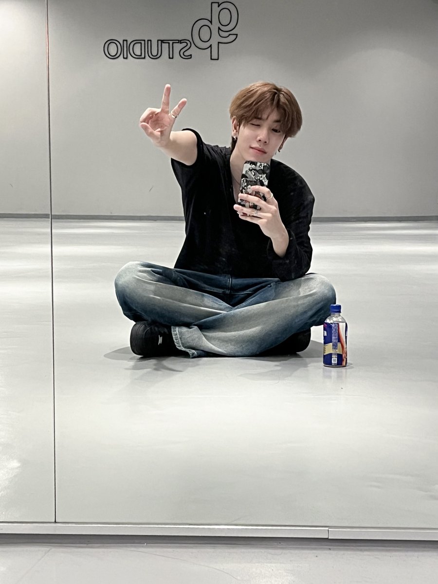 Behind-the-scenes cut of n.SSign