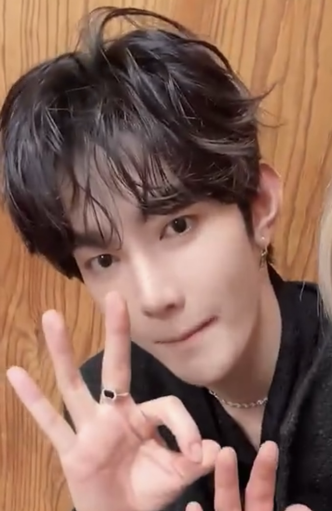 Momen yang diabadikan oleh penggemar Zhang Hao (ZEROBASEONE)