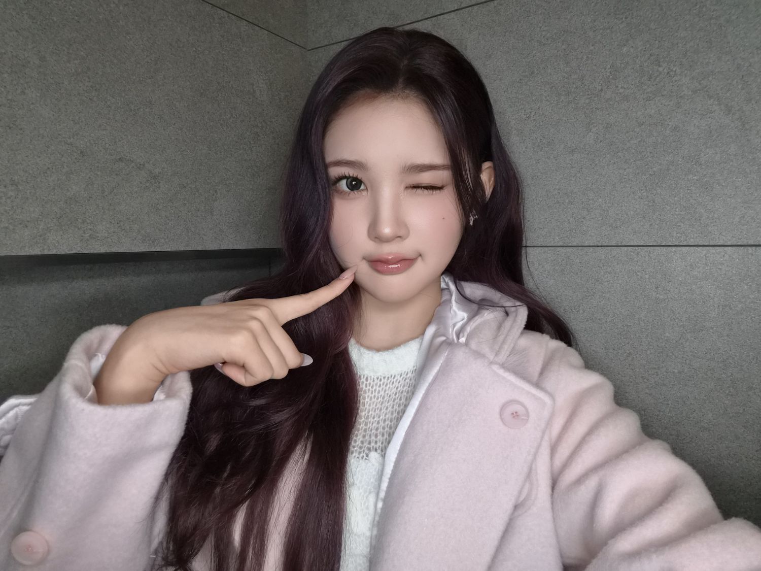 Behind-the-scenes cut of A-na (Hearts2Hearts)