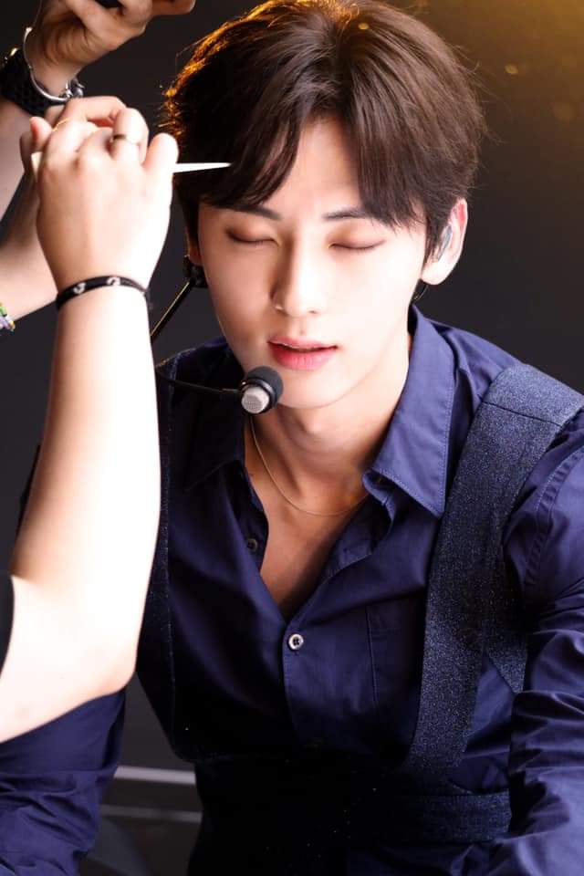 A moment captured by Hwang Minhyun's fan