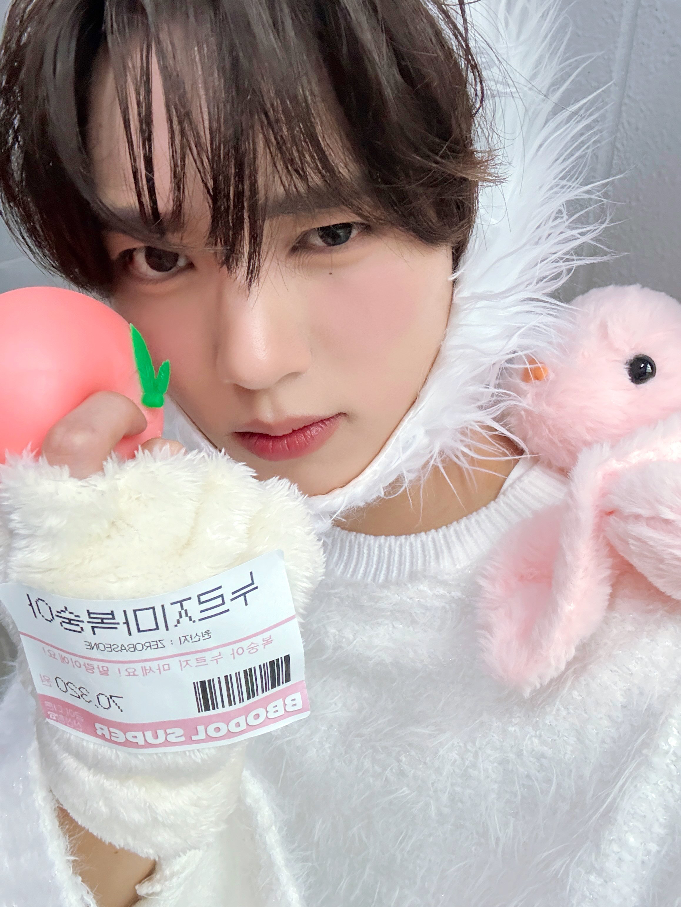 Recent activity shot of Han Yujin (ZEROBASEONE)