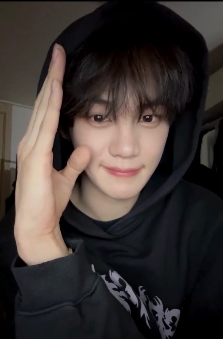 A moment captured by Kim Gyuvin (ZEROBASEONE)'s fan