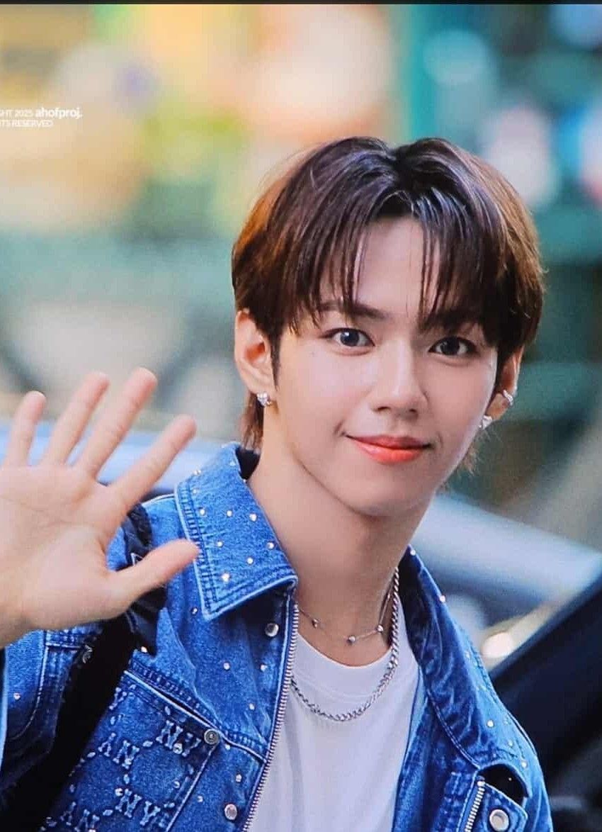 A moment captured by JL (AHOF)'s fan