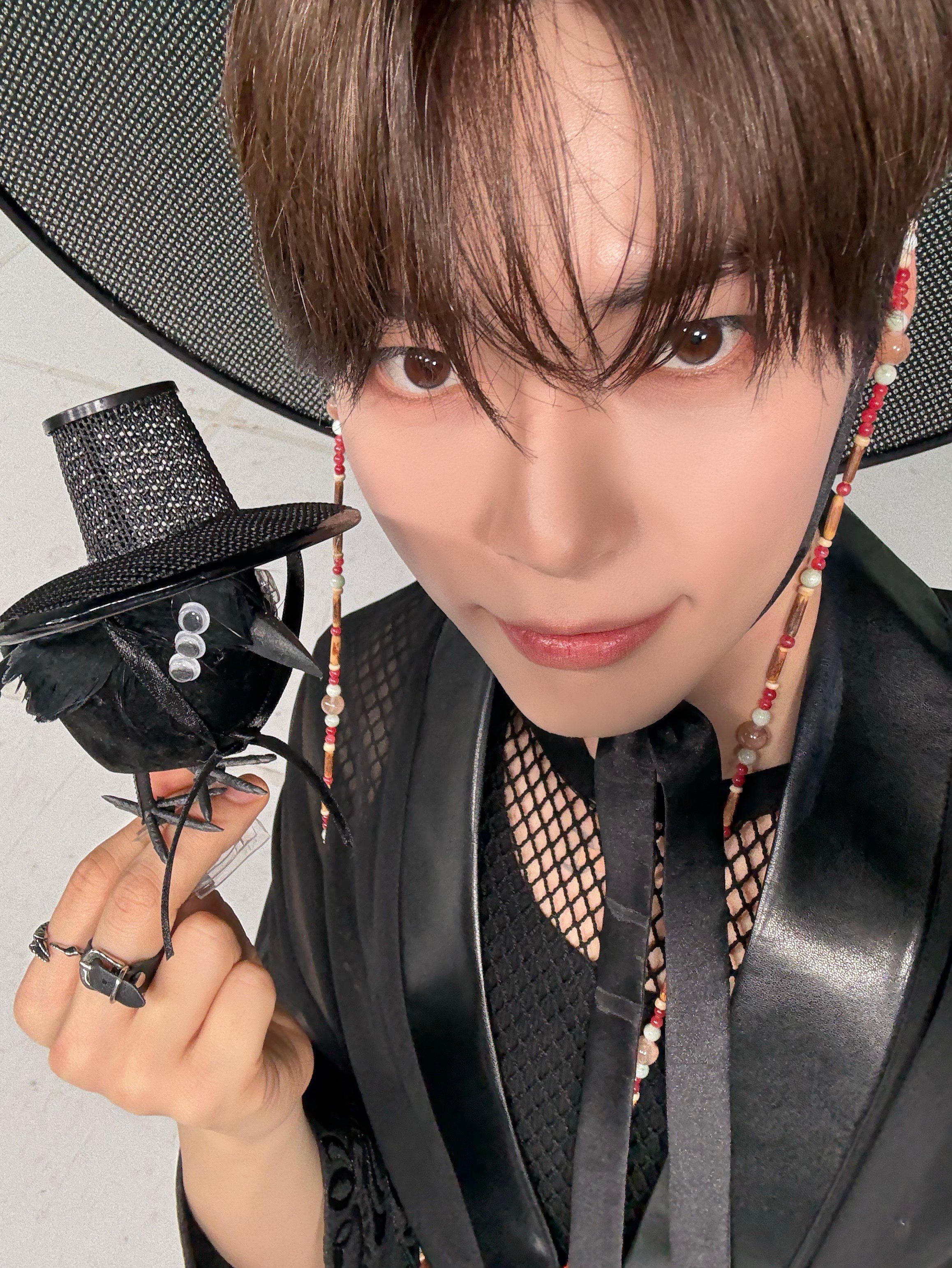 Behind-the-scenes cut of Sung Hanbin (ZEROBASEONE)