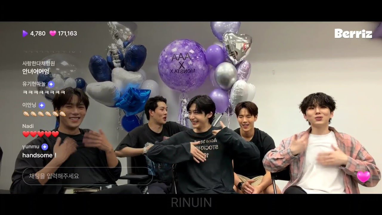 Foto aktivitas terbaru MONSTA X