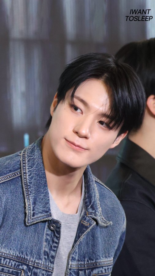 A heartfelt wallpaper shared by Jeno (NCT DREAM)'s fans