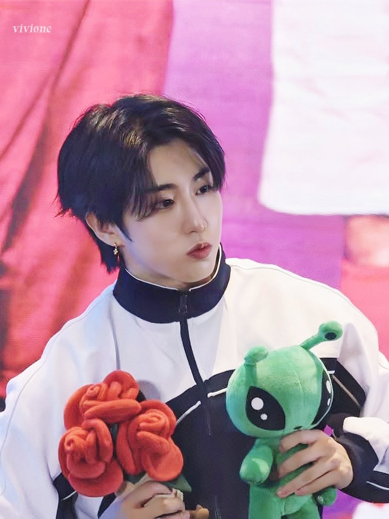 Latest photo of HAN (Stray Kids)