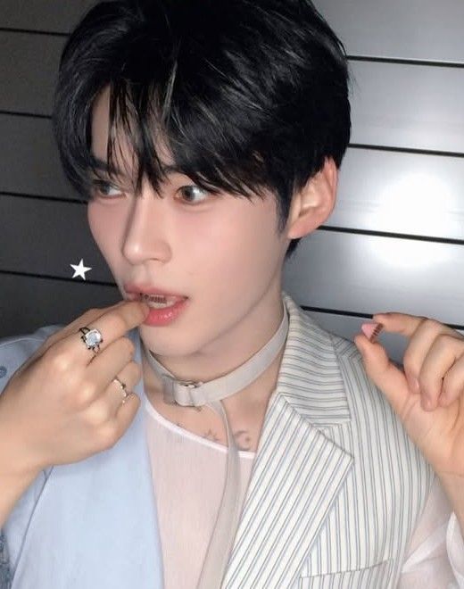 Recent activity shot of Sung Hanbin (ZEROBASEONE)