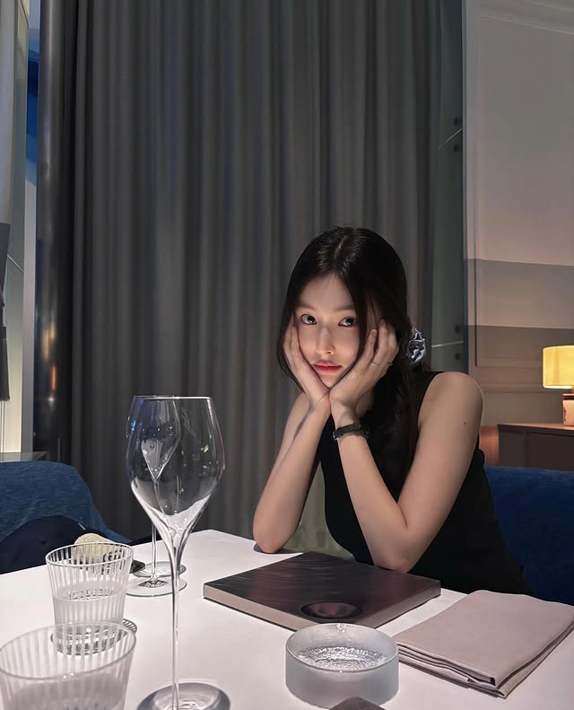 A moment captured by Kang Hyewon's fan