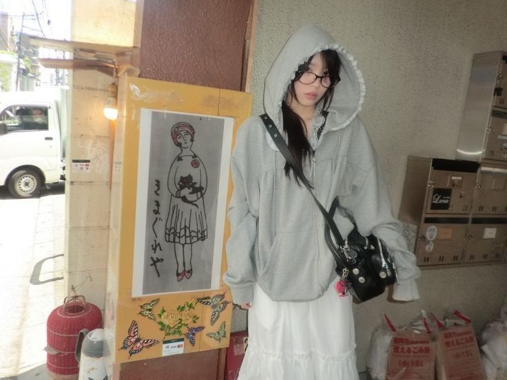 Behind-the-scenes cut of Moka (ILLIT)