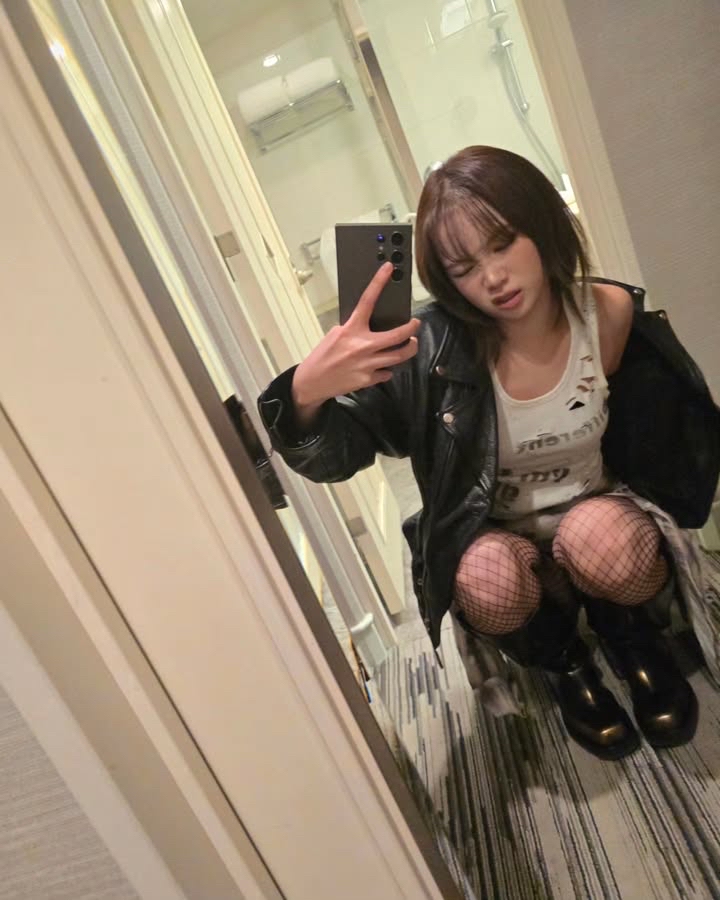 Latest photo of Kim Chaewon (LE SSERAFIM)