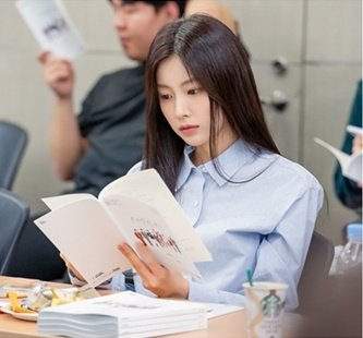 Behind-the-scenes cut of Kang Hyewon