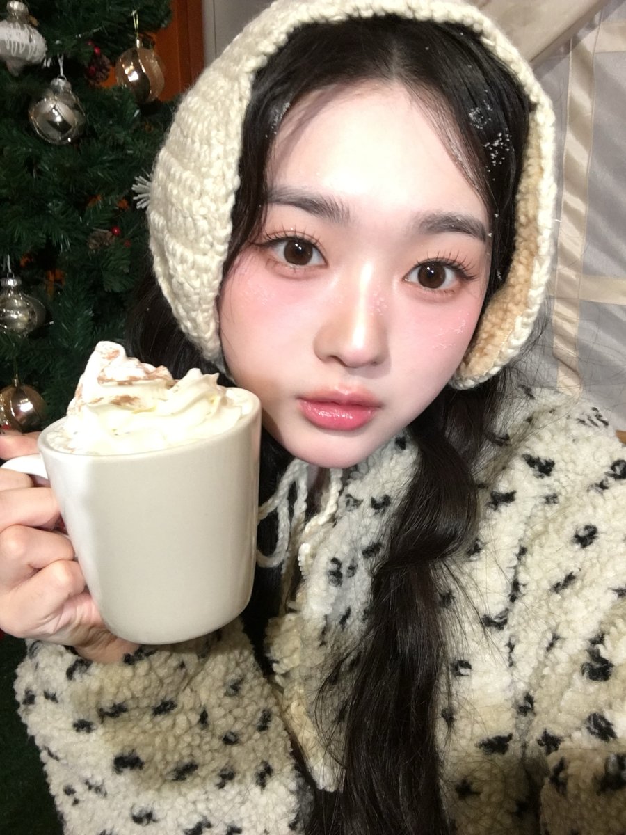 Behind-the-scenes cut of tripleS