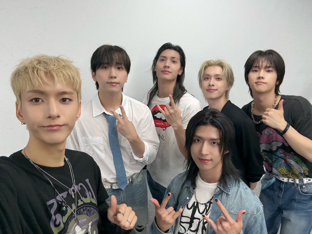 A moment captured by Xdinary Heroes's fan