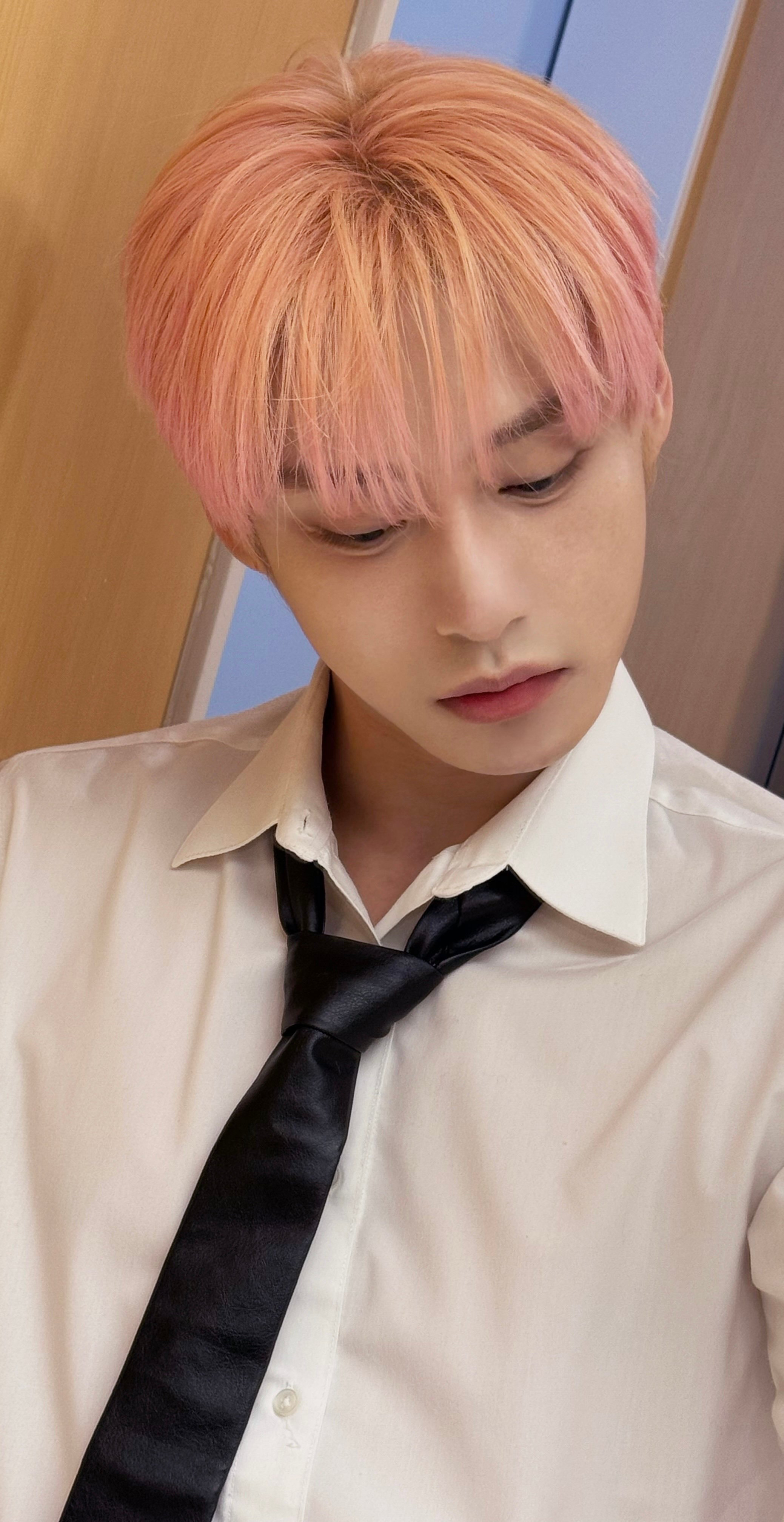 The most beloved wallpaper among Kim Jiwoong (ZEROBASEONE)'s fans