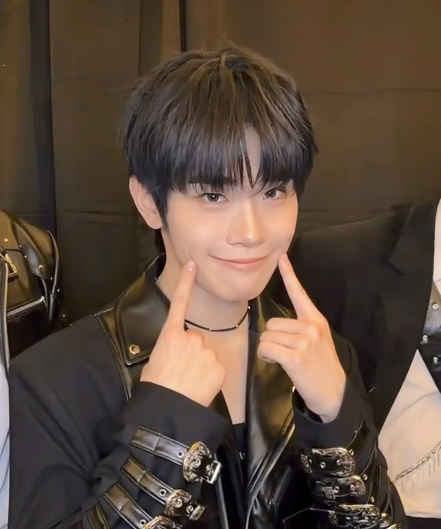 キム・テレ (ZEROBASEONE)の舞台裏ショット