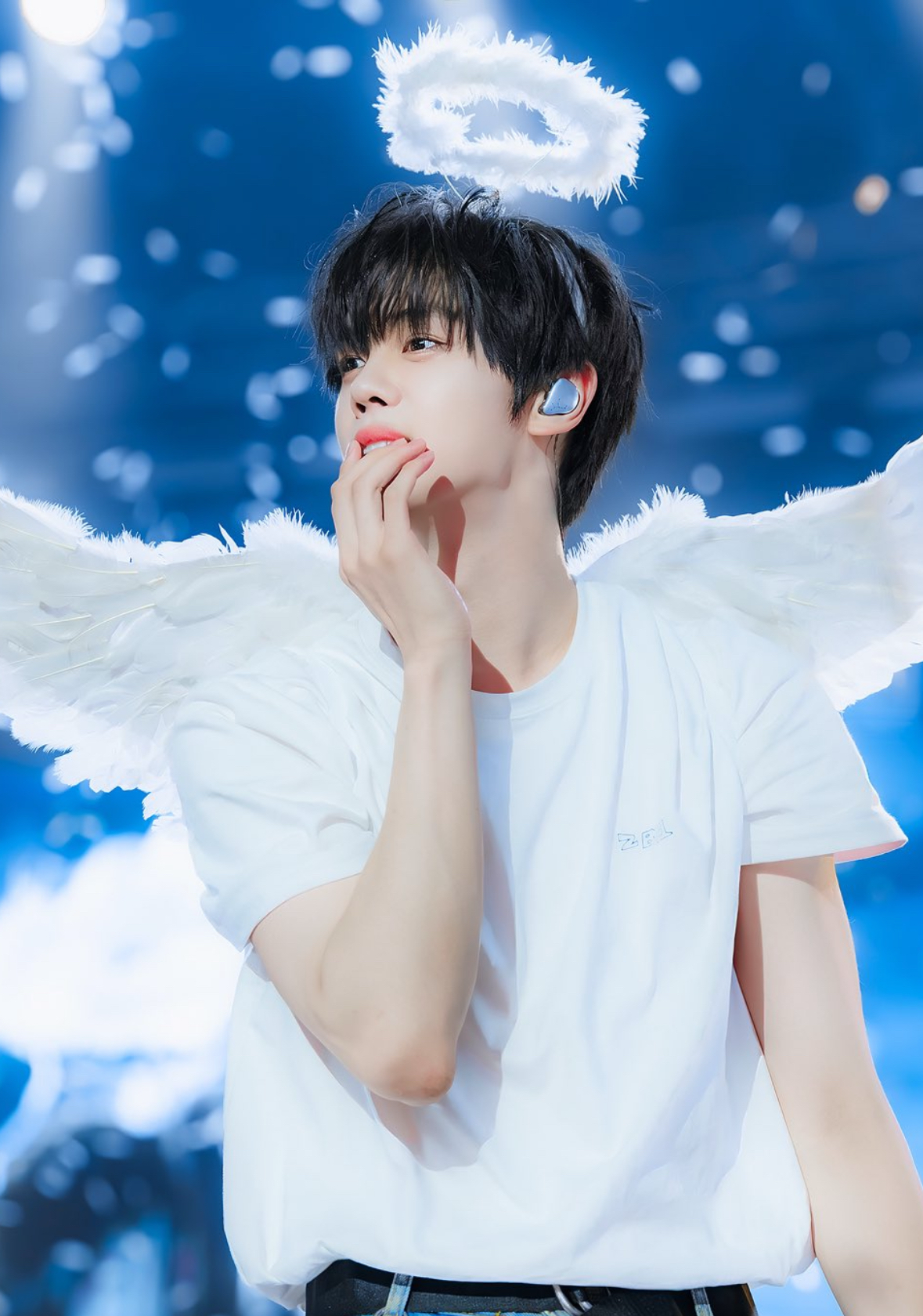 Recent activity shot of Kim Gyuvin (ZEROBASEONE)