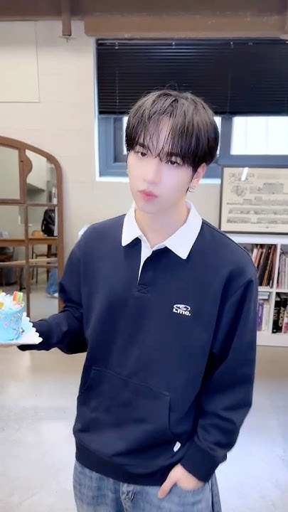 Behind-the-scenes cut of Hanjun (n.SSign)