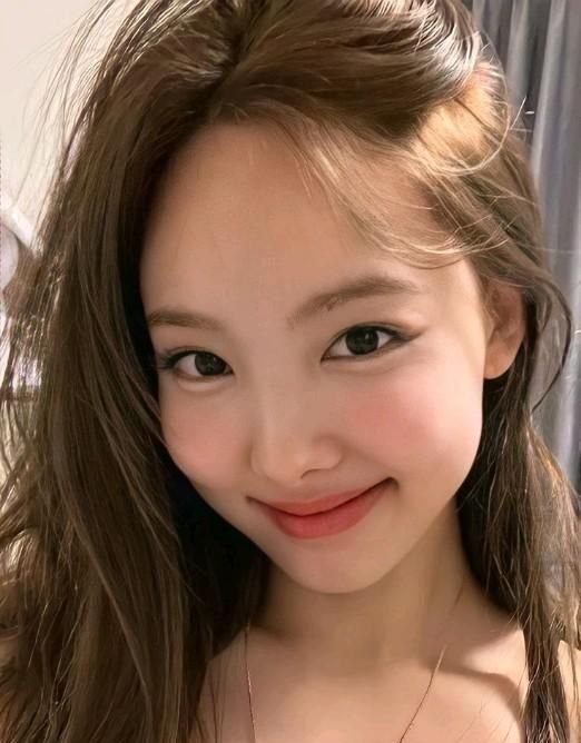 Latest photo of Nayeon (TWICE)