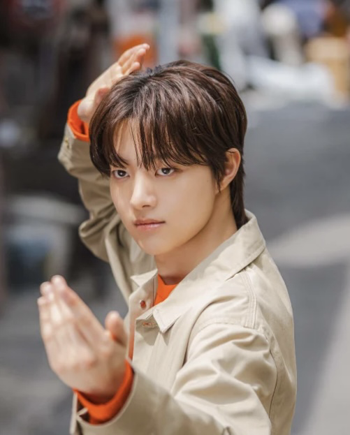 Behind-the-scenes cut of EJ (&TEAM)