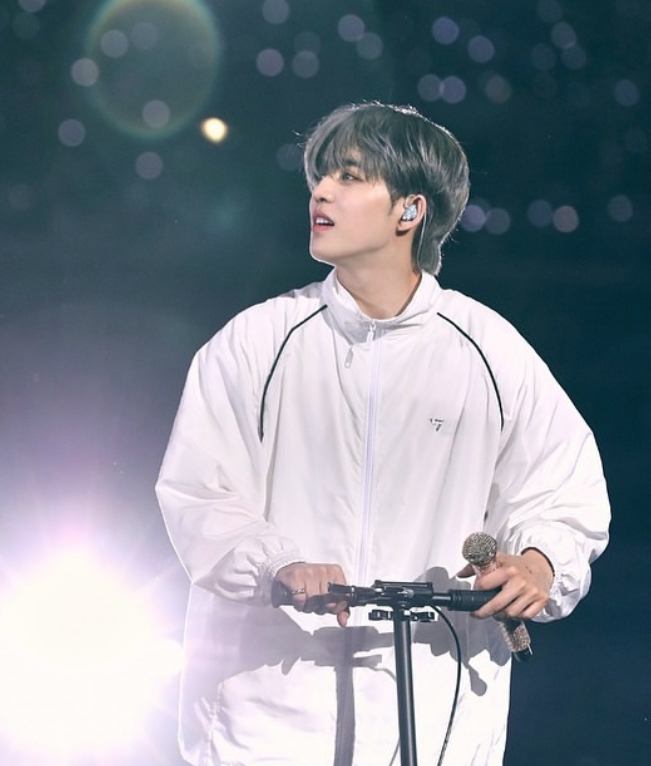 A moment captured by S.Coups (SEVENTEEN)'s fan