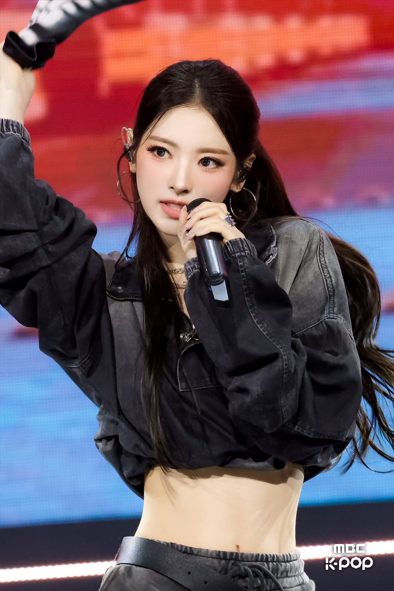 Behind-the-scenes cut of Anna (MEOVV)