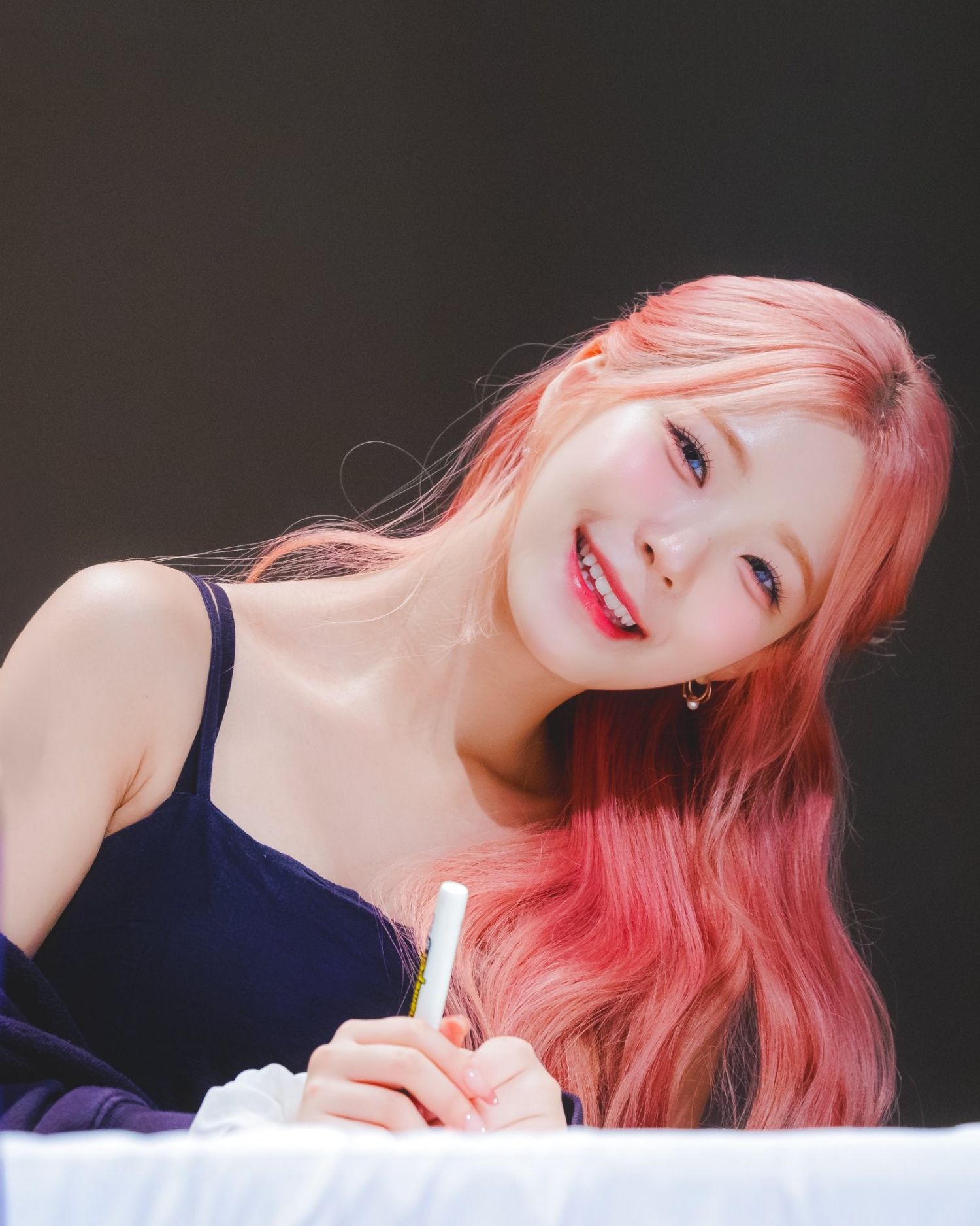 白知憲 (fromis_9)的幕後花絮
