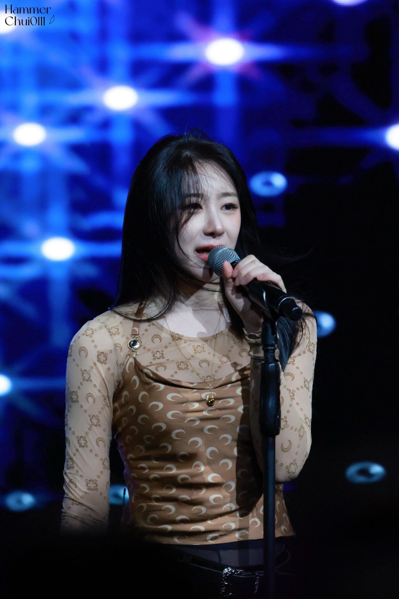 A moment captured by Lee Chaeyeon's fan